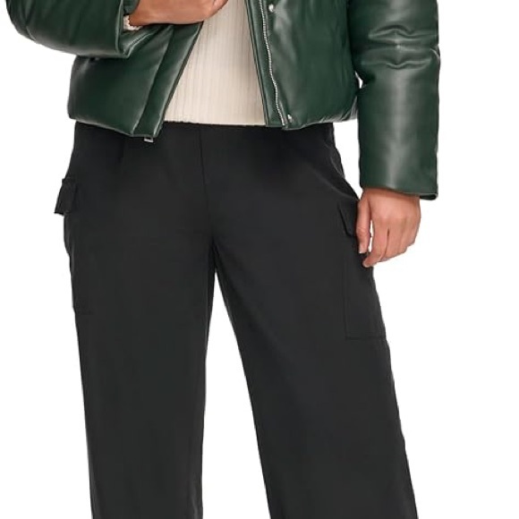 Levi’s Green Vegan Leather
Puffer Jacket Medium - Picture 4 of 6